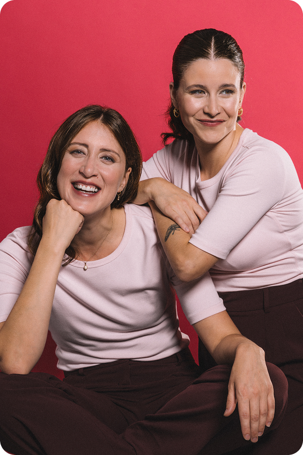 Deux femmes souriantes dans un salon